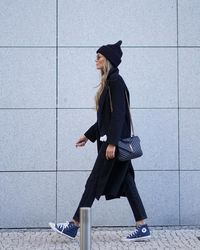 Have a pair of high top sneakers that you're not sure how to style? Check out our guide to 10 Converse high top sneakers outfits to wear this season, just like this casual all black fall outfit!