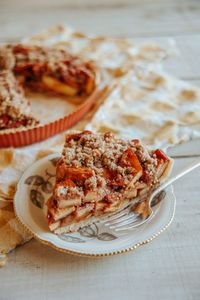 Dutch Apple Crumb Pie - 418 calories for 12 \\ Sweet Laurel