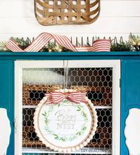 Turn a calendar and pizza pan into the cutest farmhouse wall decor! Split wood beads, rope and removable bow add charm to this budget friendly craft.