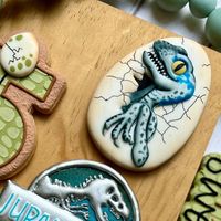 Remember me Cookies on Instagram: "🦖🥚JURASSIC WORLD 🥚🦕 Debo confesar que estas galletas me trajeron varios días con el pensamiento en mi cabeza, dándole mil vueltas en como las haría, si los dinosaurios resultarían como yo los imaginaba, si quedarían bien, en fin!!! Además de que algunas galletas fueron cortadas a mano, son muchos detalles los que agregue a estos diseños, texturas, volumen, pintura a mano, relieves, transfers, aerógrafo, ufff solo de escribirlo ya me canse de nuevo 😅. Por m