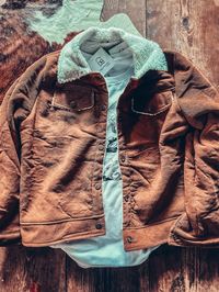 This Hickory Jacket is sure to keep you cozy with its caramel color fleece inner layer and corduroy exterior. It features a pocketed design for added convenience and can easily be layered with a hoodie for colder weather or a Western graphic tee for a stylish look.