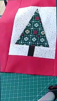 Fácil de costurar este pinheiro de Natal em patchwork. Uma decoração para a época mais mágica do ano. Pode ser aplicado em capas de almofadas, caminho de mesa, painel de parede, toalhas de lavabo..