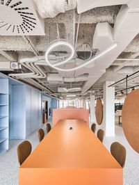 Personio, a young start-up with a dynamic growth trajectory, expanded its offices in its Madrid headquarters. Situated in a buzzing part of the city, right next to offices of other well-known companies, such as Google, Personio wanted to create a vibrant, creative office space for their fast-growing team.