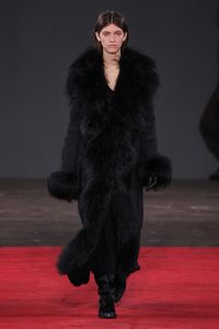 Gabriela Hearst Fall 2024 Ready-to-Wear https://www.vogue.com/fashion-shows/fall-2024-ready-to-wear/gabriela-hearst/slideshow/collection#1