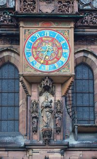 Die Uhr am Straßburger Münster gegenüber dem Palais Rohan