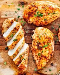 This Air Fryer Chicken Breast recipe is ready in under 30 minutes, and gives us juicy, tender chicken without any of the guilt. #airfryer #chickenbreast #recipe