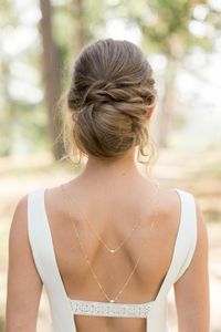 Lidia is the perfect back jewel necklace to sublimate the bare back of your wedding dress. The delicacy of its freshwater pearls will charm you and bring a very elegant touch to your outfit. It is composed of a chain (gold filled here) and freshwater pearls. This necklace has no clasp, it is simply