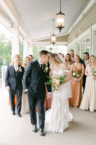 Wedding party photos on a rainy wedding day. Photo: Kelly Pullman Florist: Dragonfly Flowers