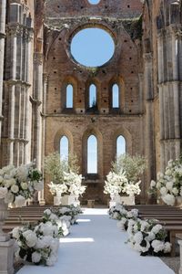 Discover the allure of this wedding ceremony held in the historic Monastery of San Galgano. The team transformed this ancient abbey’s awe-inspiring ruins into a sublime setting for a ceremony