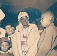 Carolina Maria de Jesus com seus filhos na véspera de lançamento de Quarto de Despejo. Rio de Janeiro, 07/11/1960.