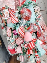 candyland christmas dining room decor| candyland christmas| gingerbread decor| nutcracker christmas decor| red and pink christmas