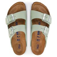 BIRKENSTOCK - Arizona BS Narrow Fit matcha 1024213 Der BIRKENSTOCK Arizona ist ein echter Klassiker, der Männer und Frauen seit Jahrzehnten begeistert. Die schlichte Sandale mit den zwei Riemen steht für zeitloses Design und hat sich längst zu einem komfortablen Kultschuh entwickelt. Das Obermaterial besteht aus hochwertigem Nubukleder, das durch sein natürliches, rustikales Aussehen überzeugt. Anatomisch geformtes Kork-Latex-Fußbett Obermaterial: Nubukleder Decksohle: Veloursleder Sohle: EVA De