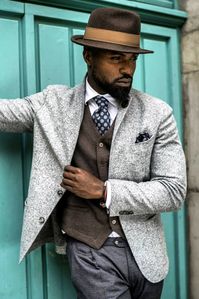 George Alisigwe wears a casual and at the same time elegant outfit by Lo & Go menswear. George was captured for this fashion shooting by Shino Cappushino Photography.