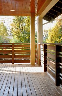 From wood deck, wrought iron, lattice panels, and steel cable to glass panels, knee walls, and more, we have plenty of farmhouse porch railing ideas for you to explore. #Porch #Deck #Railing #Front #Wood #DIY