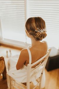 Habillez votre robe de mariée et coiffure de mariée d’un peigne ou couronne de mariage en porcelaine entièrement façonnés à la main dans notre atelier parisien. #bijouxcreateur #robedemariée #bridalhair #bridalhairstyle #bridalhairaccessories #tocadosdenovia #tocados #coiffuresdemariage