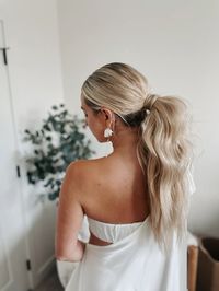 Loving this sleek and textured party pony for weddings! Save this style if you’re a bridesmaid or bride looking for a hairstyle for wedding day.