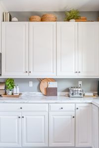 Discover 10 creative ways to decorate the tops of your kitchen cabinets. From plants and vases to baskets and cutting boards, there are plenty of unique ideas to give your kitchen an extra touch of personality and charm. Learn different ways to decorate this space and make your kitchen look fresh, modern, and even cozy