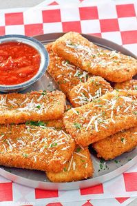 Gooey mozzarella cheese covered in crispy, crunchy Italian breadcrumbs is simply irresistible! Get the easy TGI Fridays copycat recipe to make the best fried mozzarella at home. Serve these deep fried cheese sticks with marinara for a tasty appetizer. #mozzarella #friedcheese #appetizerideas #copycat #copycatrecipe #fingerfood