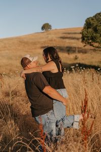 Oregon Photographer | Hay Field Photos | Engagement Photos | Couples Photoshoot | PNW | Candid Photos | Engagement Session | Photo Session Ideas | Posing Ideas | Oregon Session | Engaged Photos | Couples Photos | White Flower Photoshoot | Direct Sun