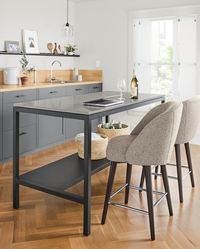 Think the kitchen island is on its way out? Think again! On the blog, discover why this versatile, hassle-free solution is still a must-have in modern kitchens.