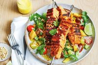 Salmon skewers with mango salad