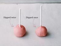 Making cake pops is normally a long, messy process. But with this trick, you can learn how to make cake pops in minutes: no baking required.