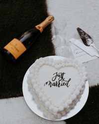 Sweet 𝒿𝓊𝓈𝓉 𝓂𝒶𝓇𝓇𝒾ℯ𝒹 🥂🍾 #weddinginspiration #weddingcakedesign #weddingdestination #houstonweddings #houstonweddingplanner