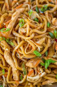 Chicken Lo Mein with chewy Chinese egg noodles, bean sprouts, chicken, bell peppers and carrots in under 30 minutes like your favorite Chinese takeout restaurant. #chinesefood #chineserecipes #takeoutrecipes #copycatrecipes #chickenrecipes #lomein #chinesenoodles