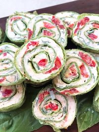 Fast and simple appetizer recipe. Caprese Pinwheel Roll Ups are filled with cream cheese, tomatoes, fresh basil, mozzarella, and Parmesan rolled up in tortillas and sliced into party finger food bites. Vegetarian. #caprese #appetizerrecipes #vegetarianrecipes