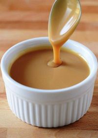 Recette facile de sauce caramel pour desserts, utilisant du sucre, beurre, crème, et une pincée de sel.