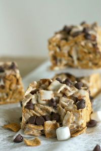 S'mores: Like rice krispie treats but made with golden grahams and mini chocolate chips. | Country Cleaver