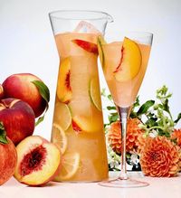 From strawberry infused waters to classic lemonades, you'll find pretty pitchers + drink recipes on Hadley Court for your summertime entertaining! Drink recipes | Entertaining tips | Summer drinks | Gracious Entertaining