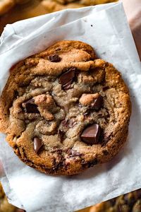 Giant Chocolate Chip Cookies are inspired by the Bakery-Style Panera Bread Cookies! The Chocolate Chipper Cookie is a chocolate chunk cookie made with semi-sweet chocolate chunks and milk chocolate flakes! Everything you want in a Chocolate Chip Cookie Recipe but more!