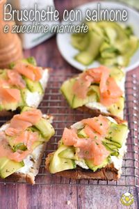 Le bruschette con salmone e zucchine marinate sono un antipasto veloce e senza cottura, perfette come antipasto freddo estivo o come stuzzichino per l'aperitivo!