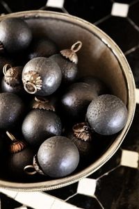 Stylish Christmas Décor Ideas In Grey Color and French Chic_82