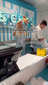 New Jellycat pop-up “Fish & Chips” at Selfridges😊 Available at Selfridges 4th floor, Oxford Street 📍Exclusive amuseables including Lily fish, Cosy chips, Peggy mushy peas, Clemont lemon & more🧸✨ Personalised gift sets with pins, stickers & special packaging available🛍️Explore the shop with the cutest toys & see this fun pop-up📆Open now, closing date TBC 📸 @kseniia.journey #london #jellycat #selfridges #new #oxfordstreet