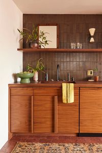 rich, warm, and earthy tones define this space, showcasing clé guild new california tile in manzanita. design: jamie Haller & photography: jenna peffley