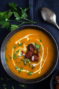 Easy and fast chorizo and pumpkin soup, perfect for a comforting and warming meal. Packed with flavor, it's ideal for cozy days!