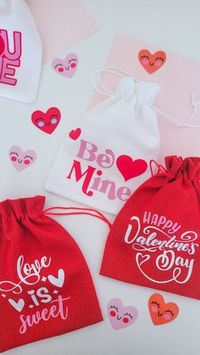 Bolsitas de tela de San Valentin estampadas con vinil termo transferible #sanvalentin #diadelamor #14febrero #htv #heattransfervinyl