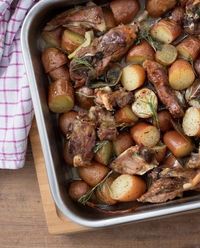 L'agnello al forno con patate è un secondo piatto ricco e saporito perfetto per i menu pasquali.