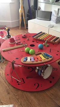 muziektafel op wielen om binnen te rijden in de groep