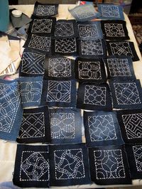 Cette sashiko Jacque Davis sashiko broderie sur le denim est sur nuanciers d'échantillons de denim recyclé . Je dessine le motif sur le dos du denim et je brode en fait le sashiko du mauvais côté du tissu. Il fonctionne bien , et denim stretch est étonnamment facile à coudre .