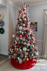 My 2019 Christmas tree~ I wanted a retro vibe this year and used aqua, pink, and red.