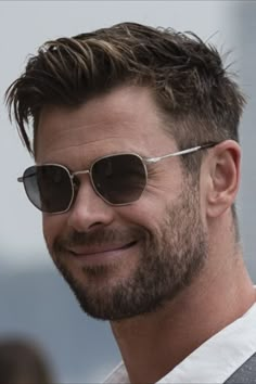 Chris Hemsworth Haircut Hairstyles, Chris Hemsworth Hair Short, Mens Haircut Big Head, Men’s Shorter Hairstyles, How To Style Mens Short Hair, Man Hair Styling, Big Head Hairstyles Men, Straight Fine Hair Cuts Men