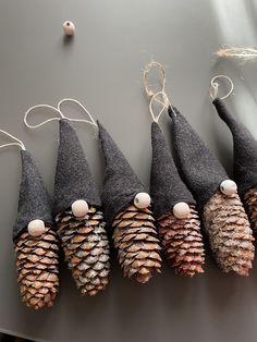 Natale, lavoretti di Natale, pigne, lavoretti con le pigne Pine Cone Animals Diy, Diy Christmas Ornaments Pinecones, Boho Pinecone Decor, Pinecone Diy Christmas, Pinecone Xmas Crafts, Garden Themed Christmas Ornaments, Diy Christmas Decorations Pine Cones, Spruce Cone Crafts, Pine Cone Christmas Crafts For Kids