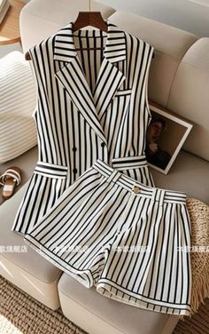 Luxury Striped Women's Sets, Elegant Striped Fitted Sets, Look Working Girl, Fashion Design Template, 2piece Outfits, Skirt Trends, Stylish Dress Designs, Simple Trendy Outfits, Professional Outfits