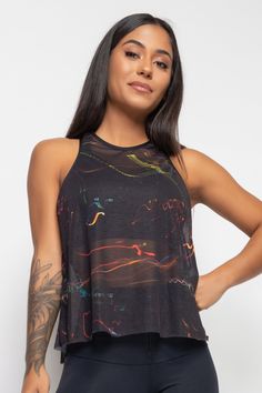 A Regata Estampada Activity é super fresquinha, perfeita pra te acompanhar nos dias mais quentes de treino! Estampa exclusiva traz modernidade ao Look! Black Sleeveless Graphic Print Activewear, Multicolor Printed V-neck Tank Top