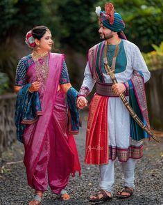 Maharashtrian Vidhi Look, Bride And Groom Looks, Marathi Traditional Look Mens, Marathi Navari Look, Royal Marathi Wedding Look, Maharastrian Engagement Look, Marathi Couple Wedding Dress, Groom Maharashtrian Wedding Outfits, Peshwai Look For Wedding Men