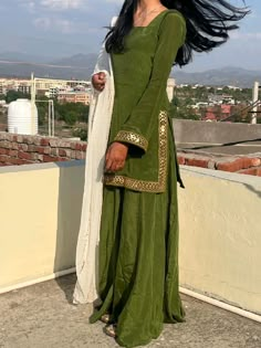 Aesthetic Desi Clothes, Girls In Traditional Wear Aesthetic, Bakra Eid Dress Design, Traditional Suits For Women, Desi Suits, Green Kurti, Kurti Suit, Indian Dress Up, Eid Fashion