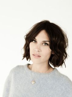 bob w/ side bangs Alexa Chung Hair, Thick Wavy Hair, Cool Short Hairstyles, Wavy Bob, Short Curls, Raquel Welch, Alexa Chung, Hair Envy, Hair Dos